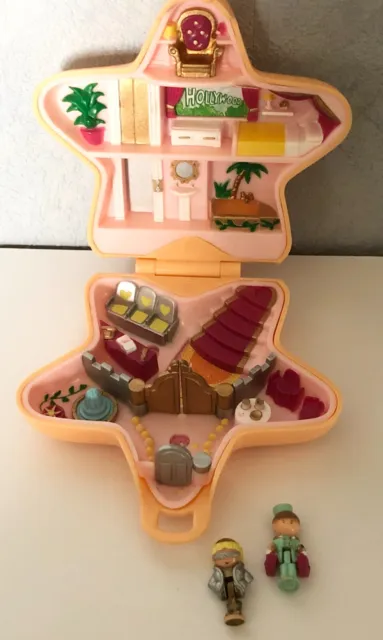Polly Pocket Pollyville​ Le Camion de Glaces, table, chaise, mini-figurine  Polly, accessoires et autocollants, jouet enfant, GGC40 : : Jeux  et Jouets