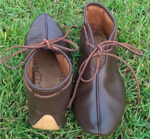 Paire de chaussures à lacets en cuir de l'époque médiévale pour chaussures...