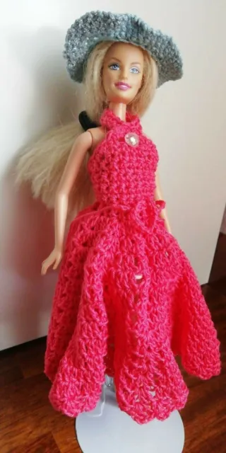 Abito per Barbie all'uncinetto "Caterina"; bambola e piedistallo non inclusi