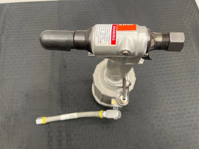 Huck 2025 Pneudraulic Riveter; 0.675 Inch Stroke for Peterbilt Hoods Huck 2025 Pneudraulic Riveter; 0.675 Inch Stroke for Peterbilt Hoods