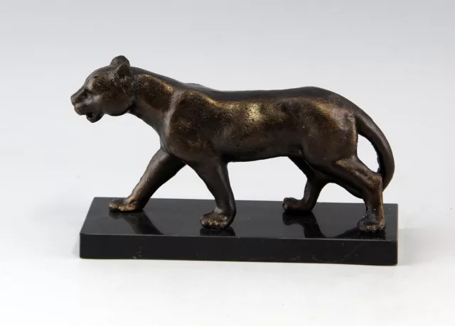 9937172 Sculpture Figurine Fer Métal Lionne Panthère Sur Base de Pierre L21cm