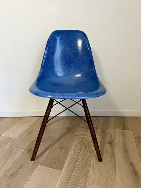 DSW Eames Herman Miller blue medium no Vitra KNOLL