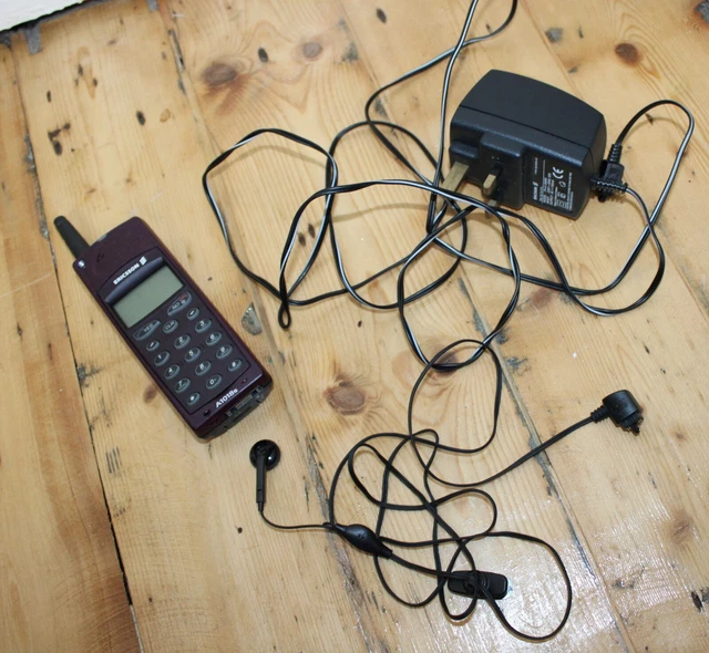 Telephono cellulare vintage Ericsson A1018s con auricolari vivavoce e caricabatterie originale