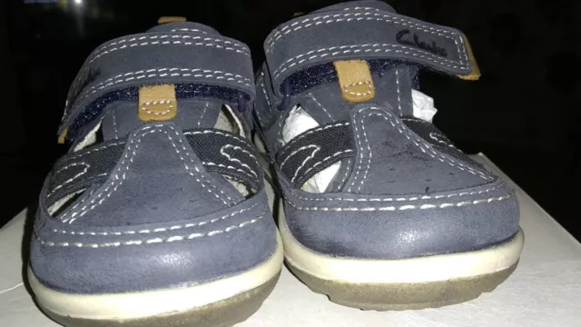 Une nouvelle paire de chaussures à semelle épaisse Clarks sangle marine attacher bébé garçons S 4/moitié...