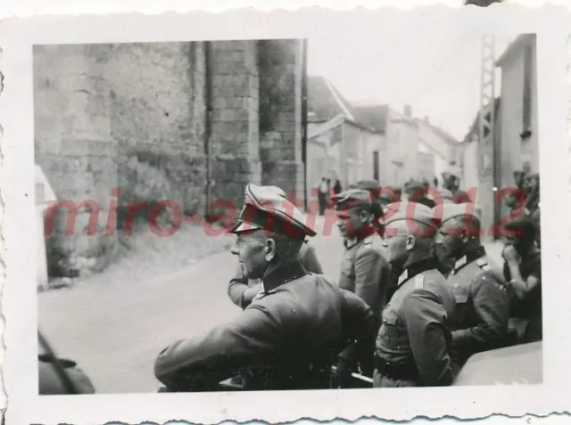 Foto, Wehrmacht, auf dem Vormarsch durch frz. Ortschaft 2; 5026-387