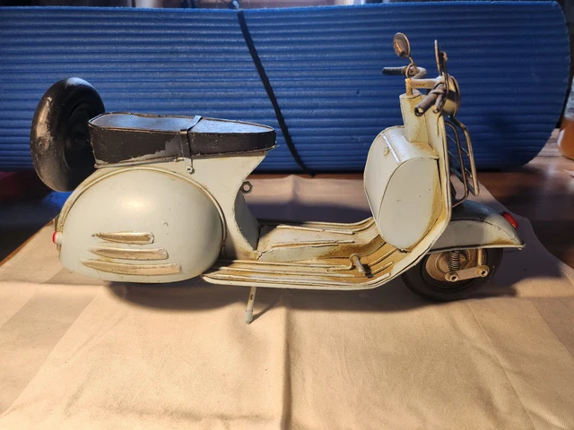 Grosses Vespamodell aus Blech mit schöner Patina über ½ Kg schwer
