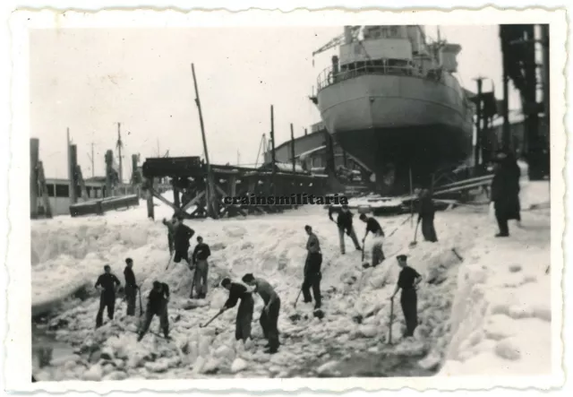 Orig. Foto Schiff im Hafen CUXHAVEN Winter 1942 Minensuchboot Torpedoboot