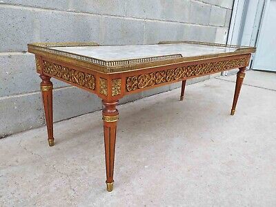 Mesa antigua estilo Luis XVI. Louis XVI style antique table.