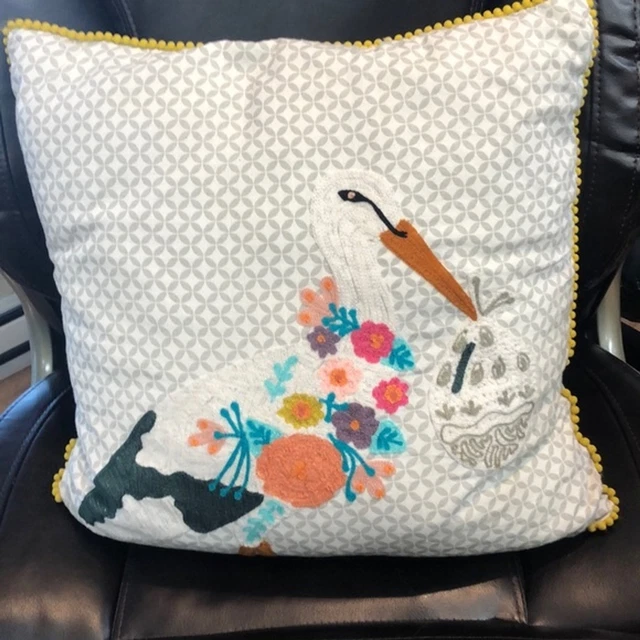 Almohada bordada cigüeña viva Karma.