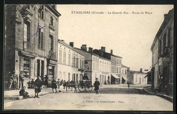 CPA Etauliers, La Grande Rue et Magasins