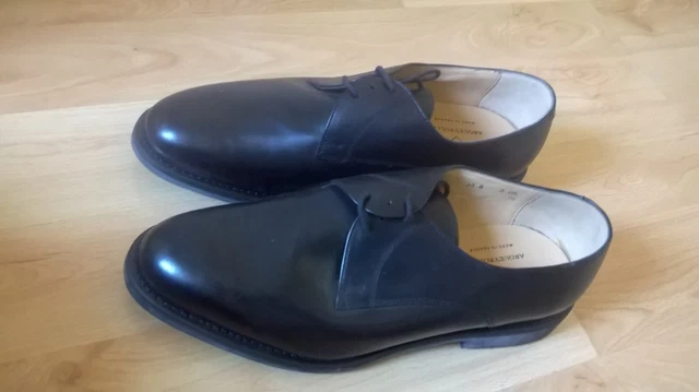Une paire de chaussure basse noire neuve de sortie militaire taille 45