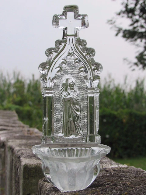08D13 Ancien Bénitier Mural Totalement En Verre Moine Tenant La Croix Prière