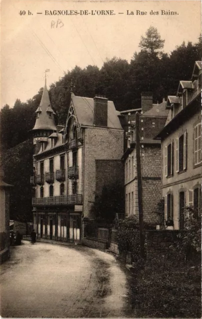 CPA BAGNOLES-de-l'ORNE - La Rue des Bains (435076)