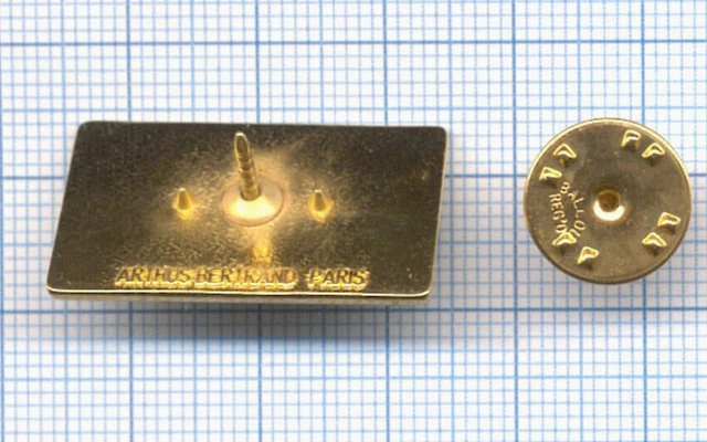 Pin's Arthus Bertrand Paris - Dromadaire Pyramide Palmier - Email Doré - Collection