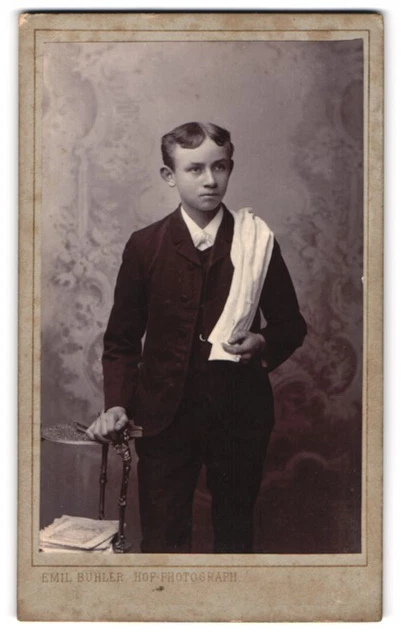 Fotografie Emil Bühler, Mannheim, Knabe im Dreiteiler mit weißem Tuch über der