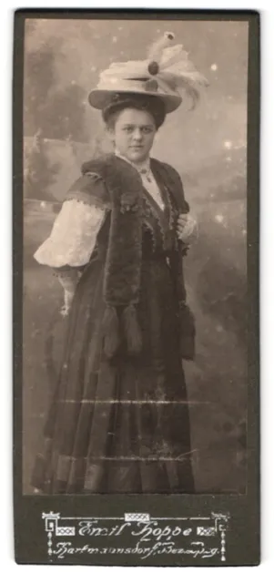 Fotografie Emil Hoppe, Hartmannsdorf, Portrait einer elegant gekleideten Dame m