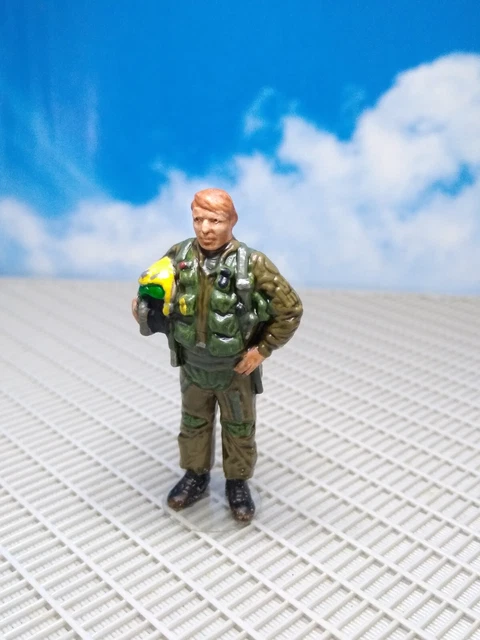 1:48 Scale Built And Painted Usaf Fighter Pilot W/Yellow Helmet 1:48 Scale Built And Painted Usaf Fighter Pilot W/Yellow Helmet