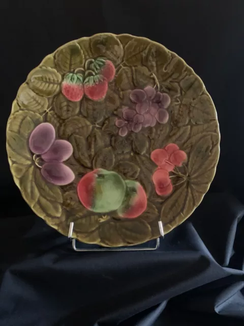 Plat barbotine Sarreguemines, grand modèle, décor de fruits. Circa 1983