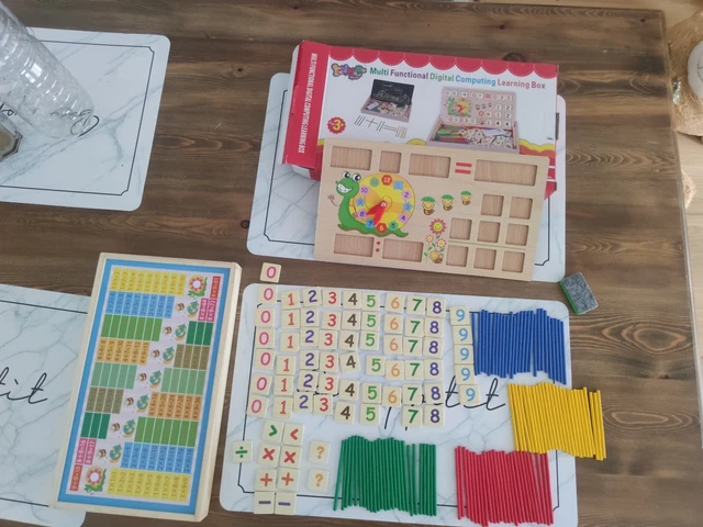 Mathe Spiel Lernbox mit Multifunktionen Zahlen Rechnen Lernuhr