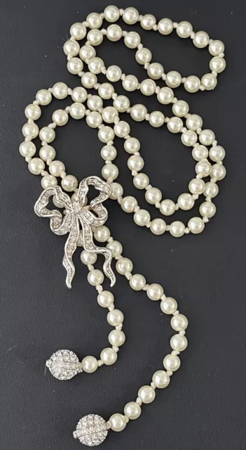 Signed Metropolitan Museum Of Art MMA Rhinestone Bow Faux Pearl Lariat Necklace