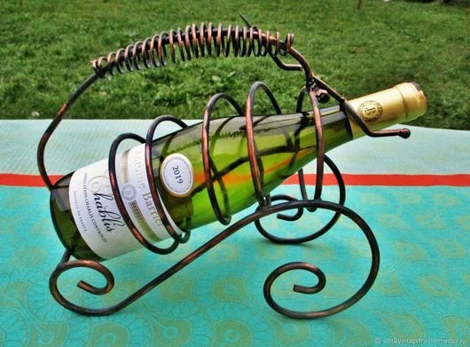 Porte-bouteilles Ancien En Zinc Torsadé Avec 6 Vieilles Bouteilles – Déco Rustique Et Originale