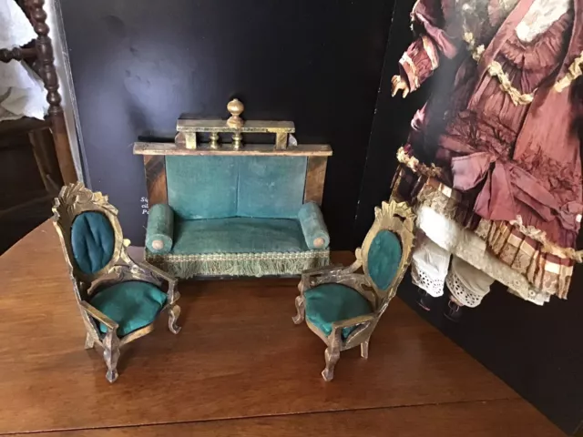 meubles anciens de maison de poupee