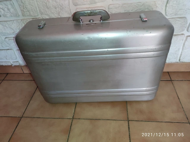 Valise vintage Halliburton en aluminium, doublure fuscia, cintres, accessoire d'espionnage - Canada