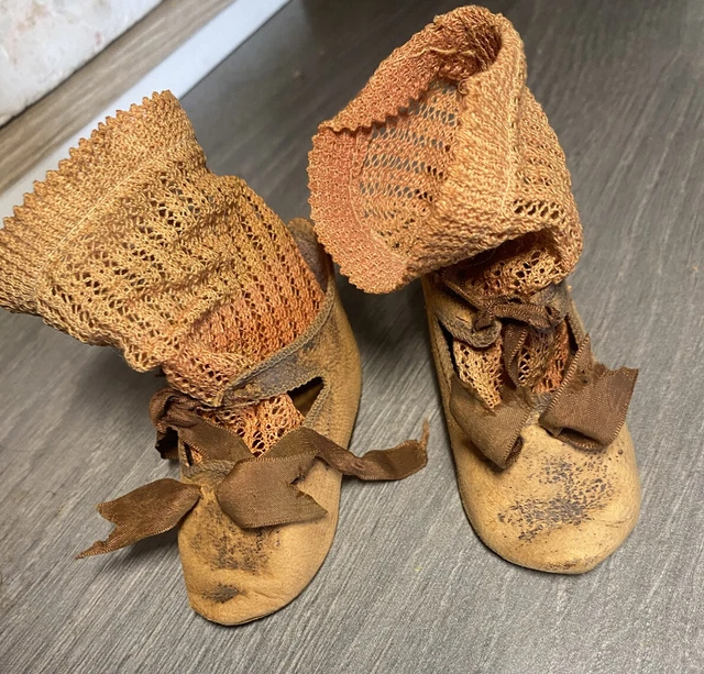 Paire De Chaussures Anciennes Et Chaussettes  Pour Poupée Ancienne Jumeau Sfbj