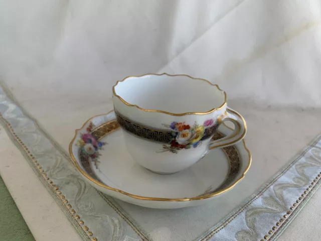 Schöne Meissen Moccatasse mit vielen Blumen, Kobalt und Gold, beschädigt