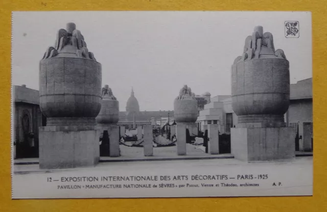 AD12) CPA Exposition Arts Décoratifs Paris 1925 pavillon manufacture de Sèvres