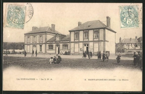 CPA Saint-André-de-l´Eure, La Mairie, vue générale avec des passants et Hôtel d