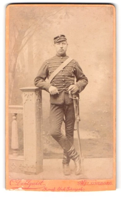 Fotografie C. Dahlquist, Helsingborg, Portrait Soldat in Husaren Uniform mit Sä