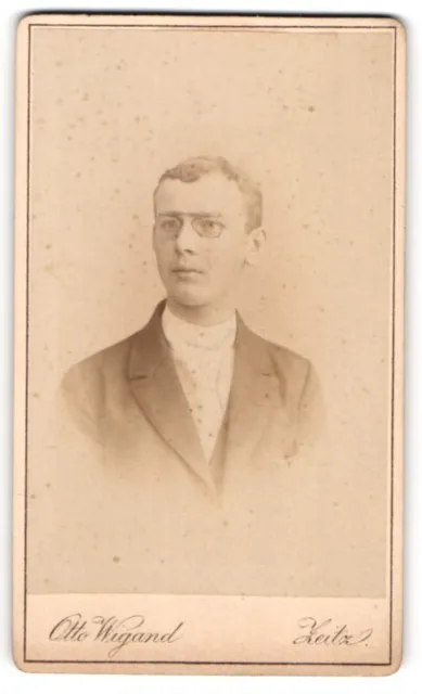 Fotografie Otto Wigand, Zeitz, junger Mann Herr Gutschmuths mit Zwickerbrille,