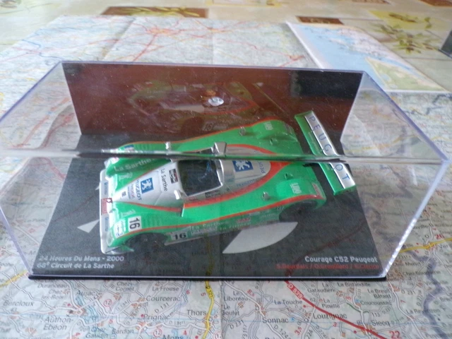 Miniature Spark 1:18 Courage C52 Peugeot A32 N°16 – Le Mans 2000 – Bourdais + Vitrine