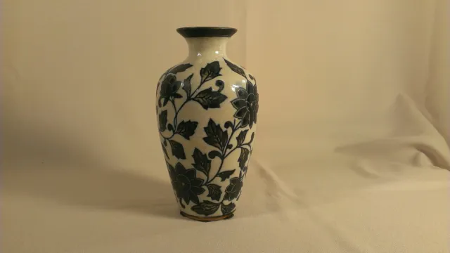 Chinese sgraffito vase stoneware Song style with glaze crackle