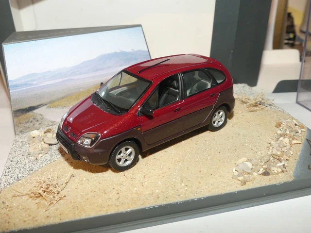 RENAULT SCENIC RX4 Bordeaux UNIVERSAL HOBBIES 1:43 diorama desert