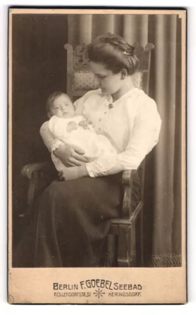 Fotografie F. Goebel, Berlin, Mutter mit Kind in eleganter Sonntagskleidung