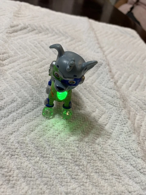 PAW PATROL MIGHTY Pups Figur Lights-up Abzeichen Rocky braucht