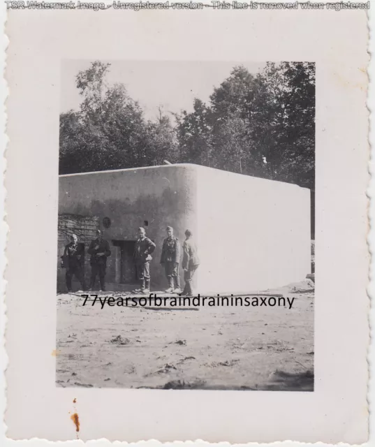 Foto 2.Wk Portrait Wehrmacht Soldaten posieren vor Bunker Maginot-Linie Westwall