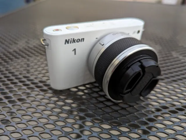 Nikon J1 10.1MP Mirrorless Camera (read Please)