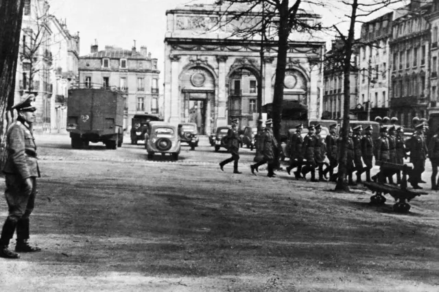 WW2 - Nancy - Germans walk Place Carnot