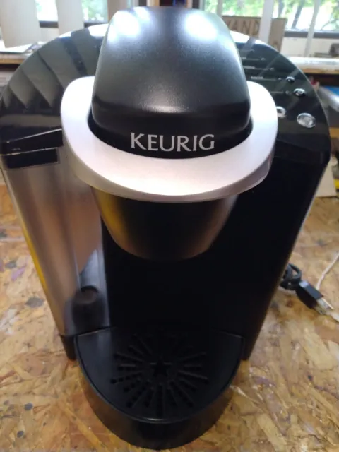 KEURIG COFFEE MAKER BREWER MODEL K40 Single Cup Brewing System K-Cup