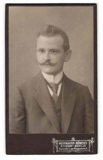 Fotografie Hermann Böbers, Rixdorf, Saalestrasse 1, Junger Mann mit Stehkragen