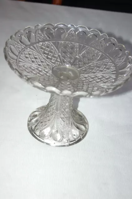 jolie coupe, centre de table, en verre moulé sur pied. vintage ,vide poche