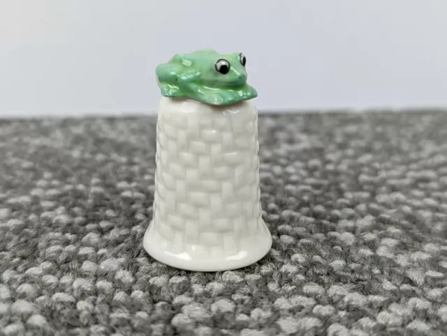 Ceramic Tree Frog Green On White Thimble Miniature Figurine Squatting Natural