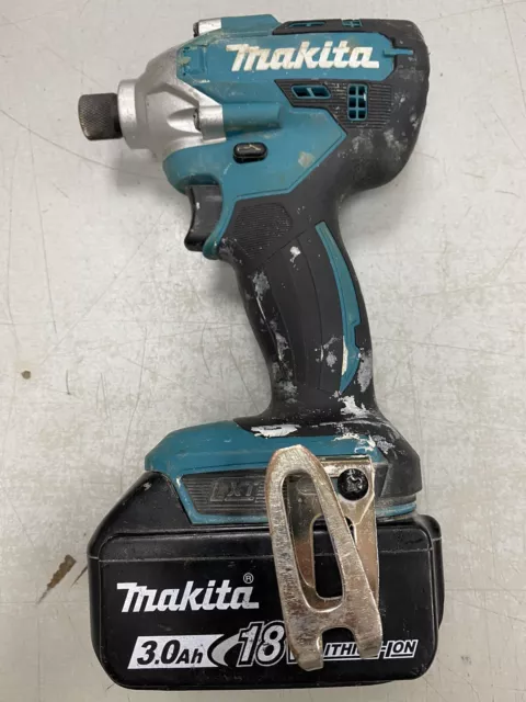 Makita DTD156 18 V Driver per urti senza fili con batteria da 3,0 Ah