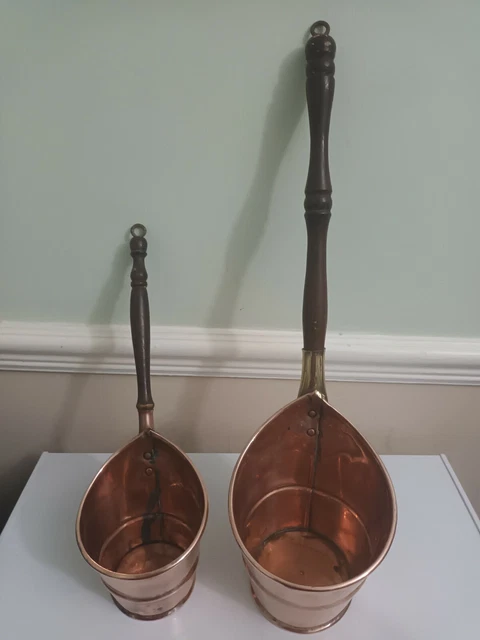 2 Maravilloso Cobre Antiguo Cucharones con Madera Mangos Y Pared Abisagrar