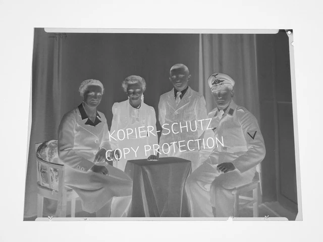 altes Foto Negativ Portrait Soldat mit Familie Schirmmütze groß Vintage Sammler