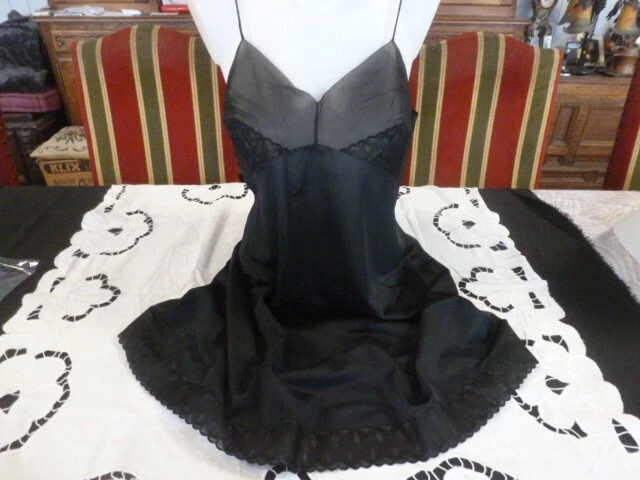 jolie combinaison & fond de robe vintage jolie dentelle T 62/64 ref