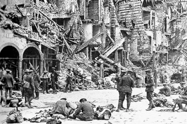 WW1 - War 14/18 - Arras - Canadians at Rest in the Ruined City